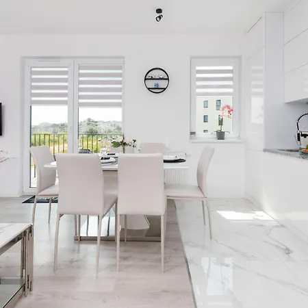 Spacious & Bright Family In By Renters アパート