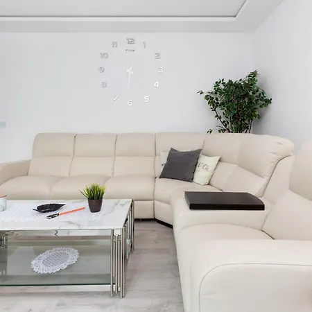 Spacious & Bright Family In By Renters